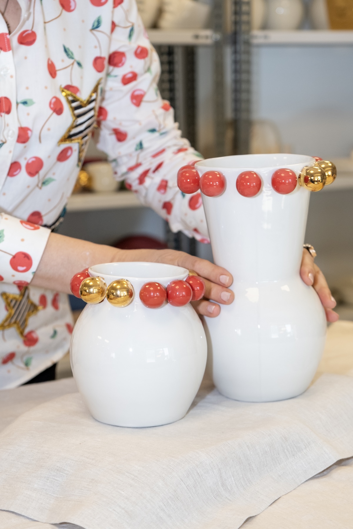 Cosmos Kırmızı - Altın Dekorlu Porselen Vazo 23 cm